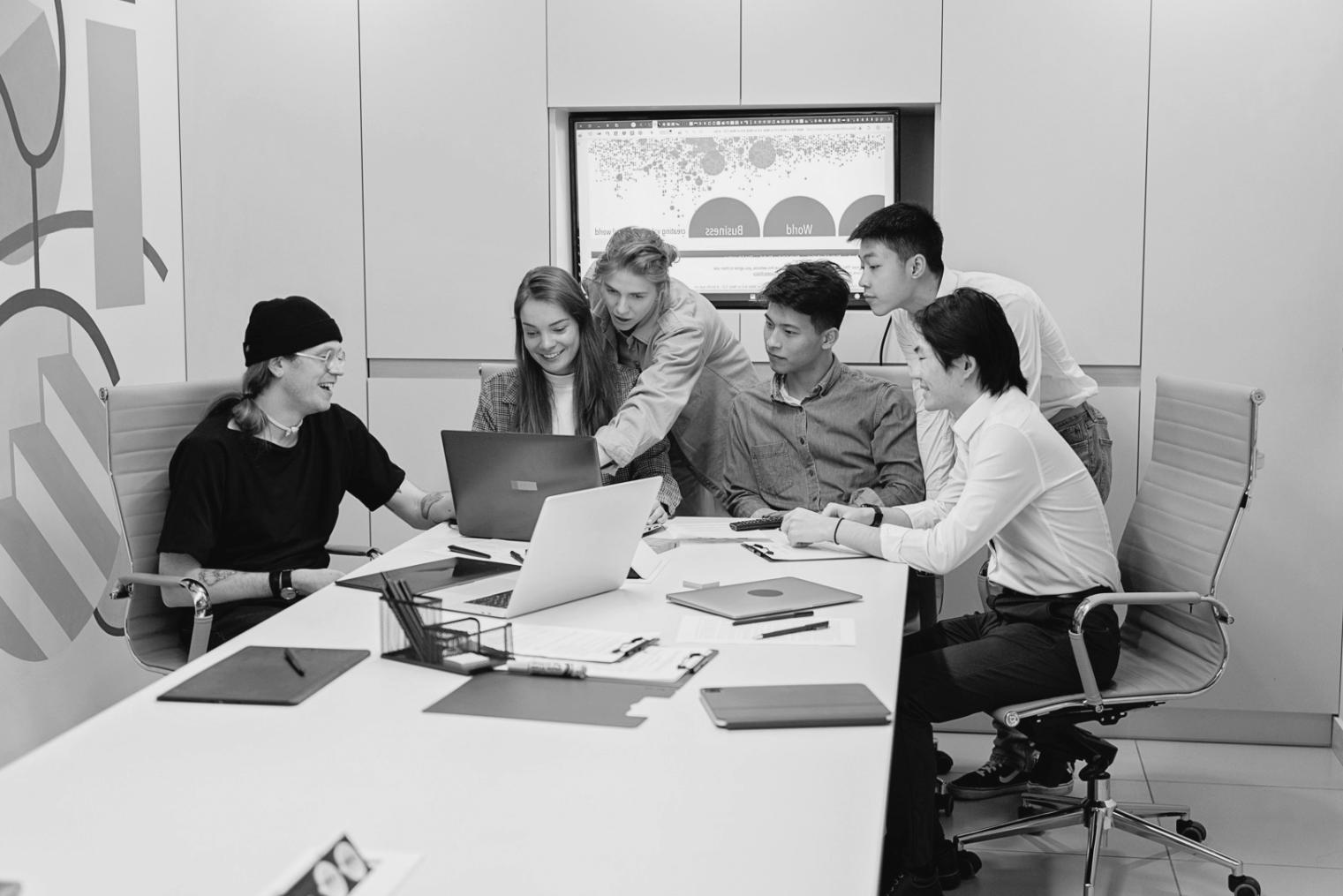 Team di esperti finanziari durante una consulenza strategica