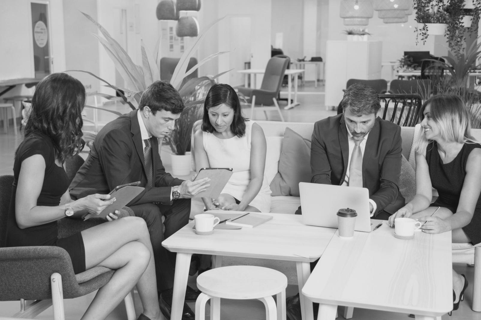 Team di analisti arudeonessa durante una sessione di valutazione del rischio finanziario
